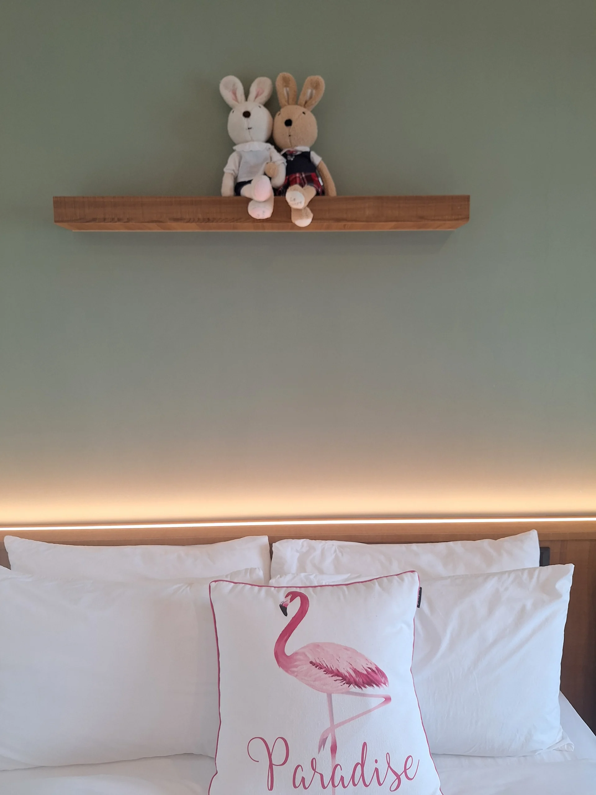 泥House_2樓A2雙人套房床頭擺設1