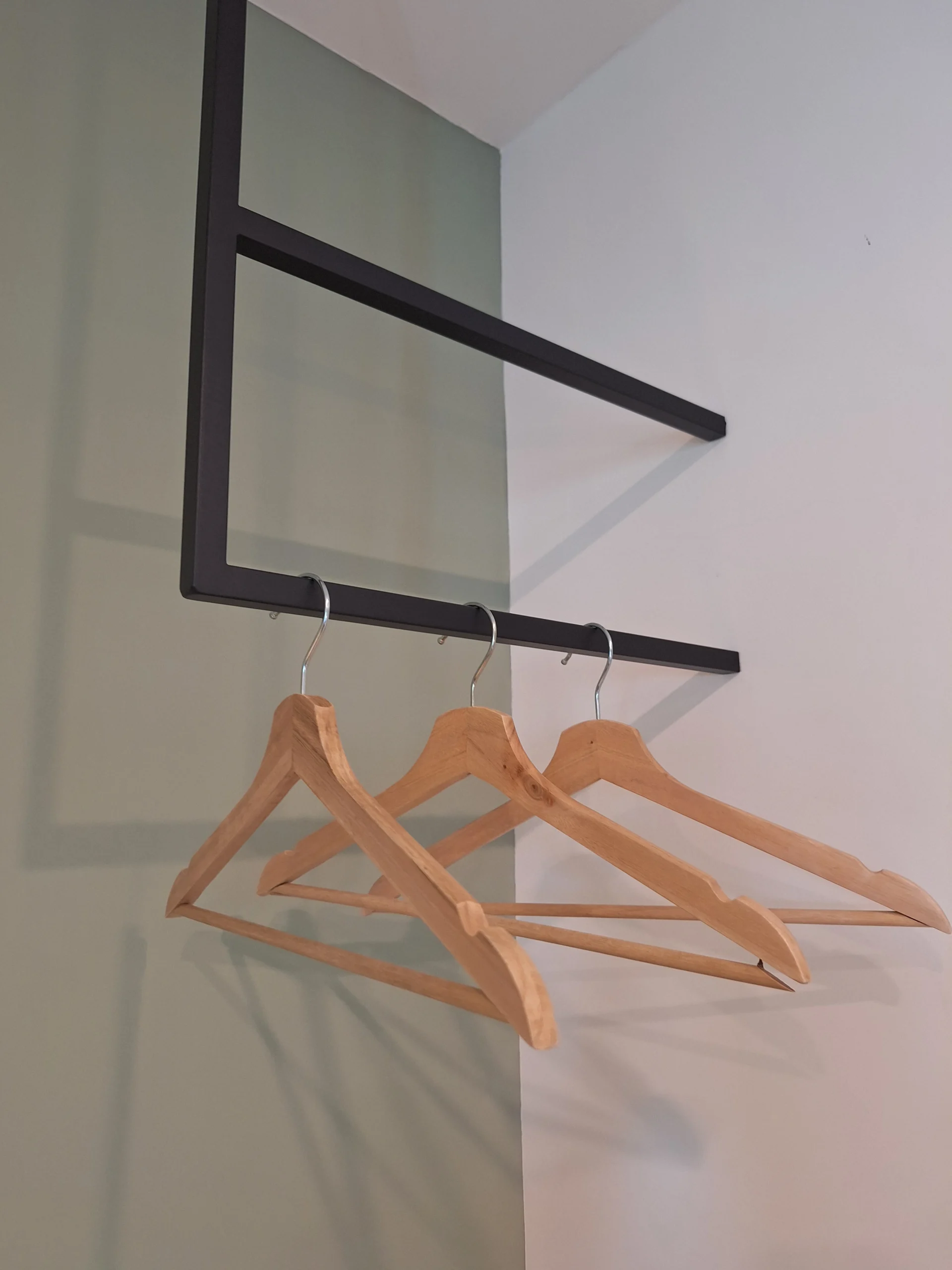 泥House_2樓A2雙人套房掛衣架