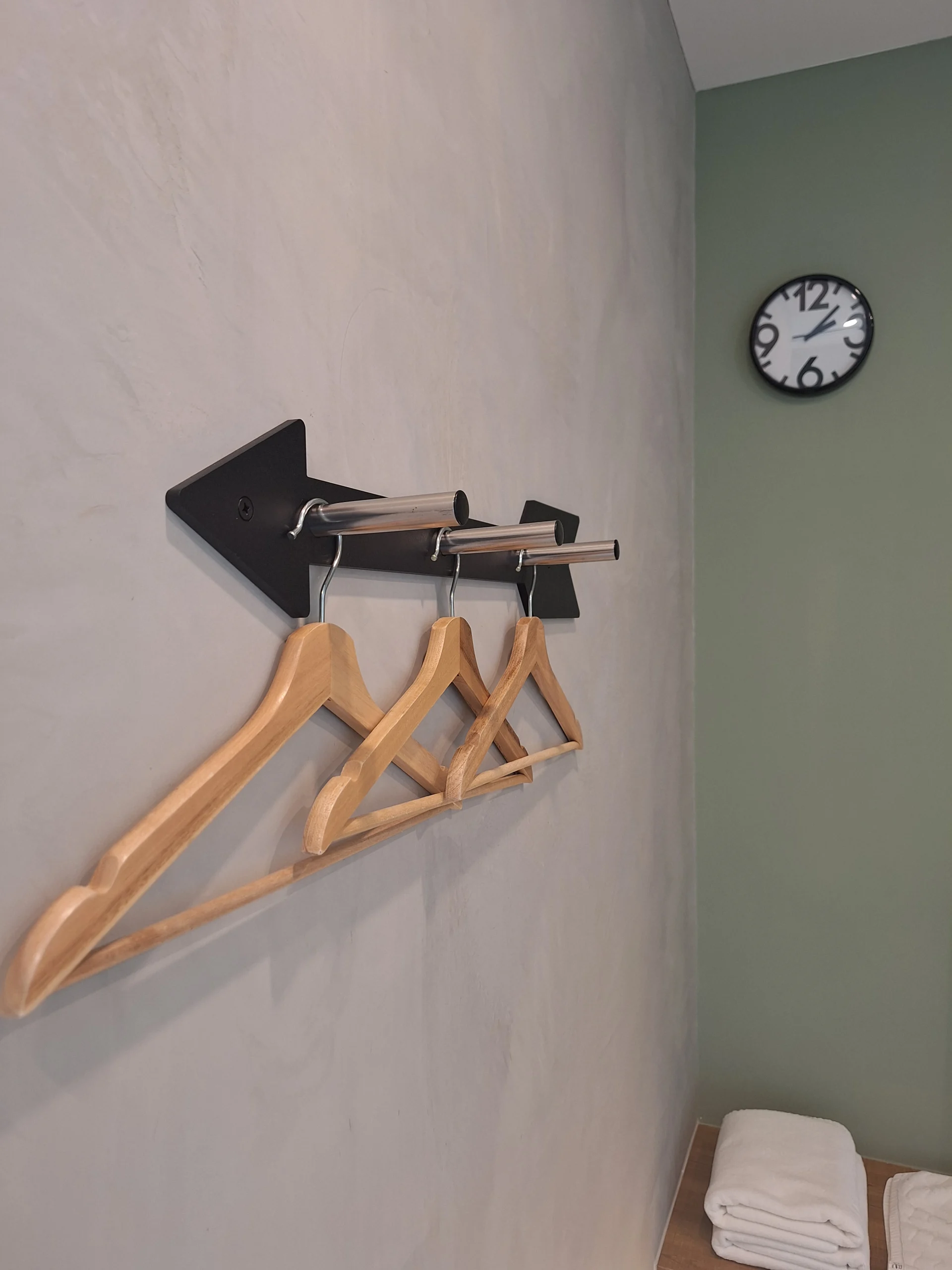 泥House_3樓B2雙人套房掛衣架2